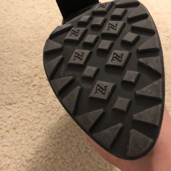 Adrienne Vittadini Black zip ankle boot - size 6.5 - Picture 5 of 10